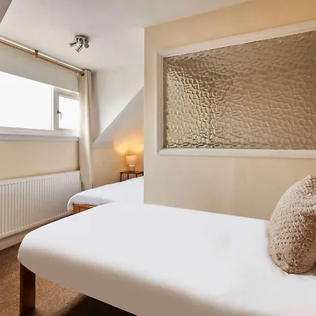 Host & - Paylors View Whitby